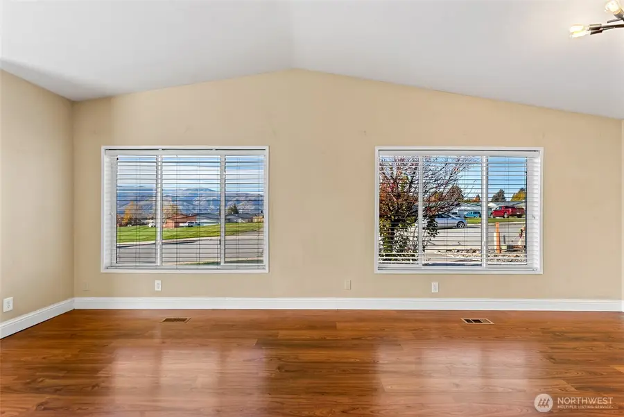 561 Morning View Avenue, East Wenatchee, WA 98802 - Image #2
