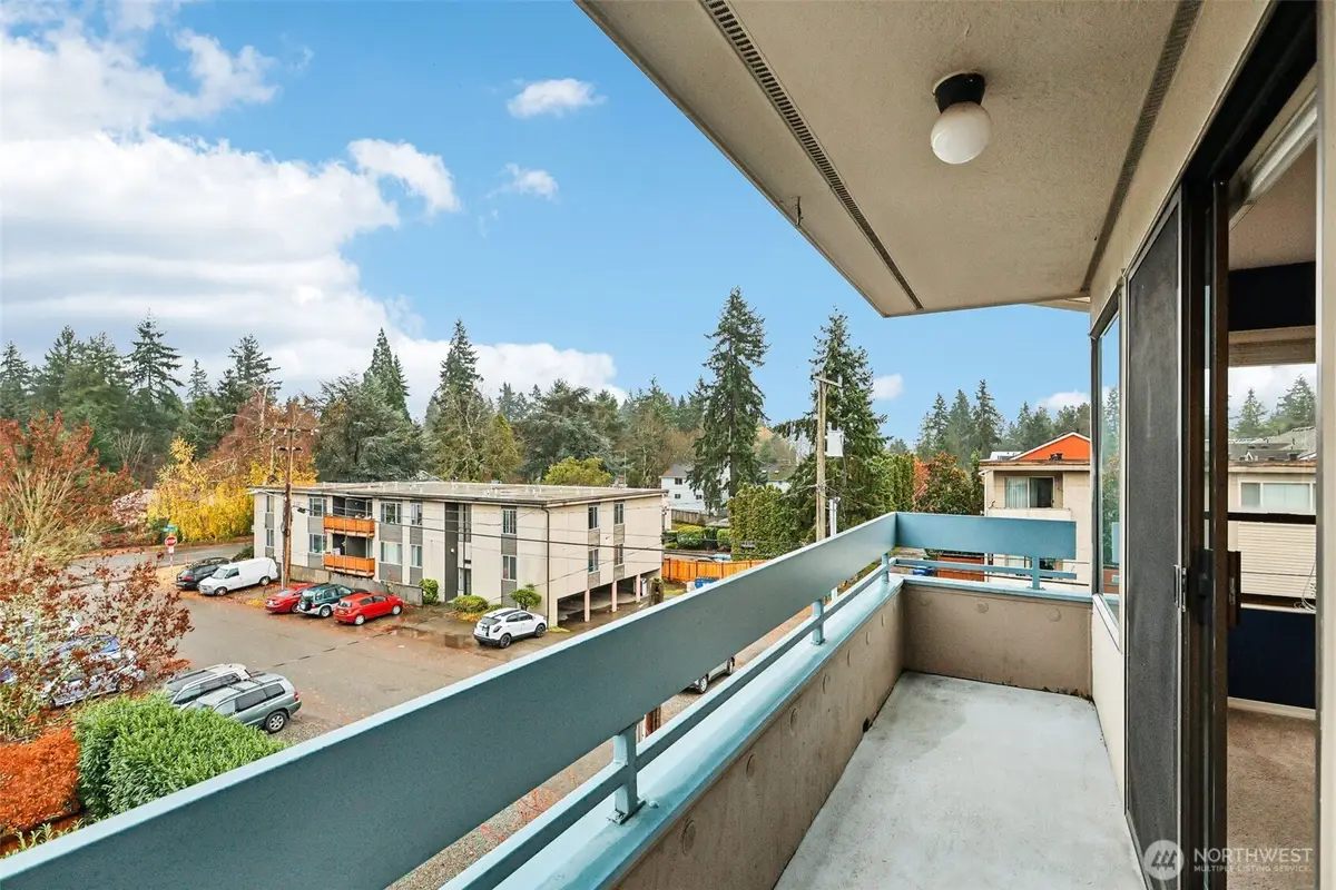 12300 33rd Avenue Ne #402, Seattle, WA 98125 - Image #1