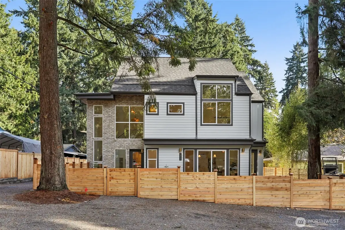13746 Stone Avenue N, Seattle, WA 98133 - Image #1