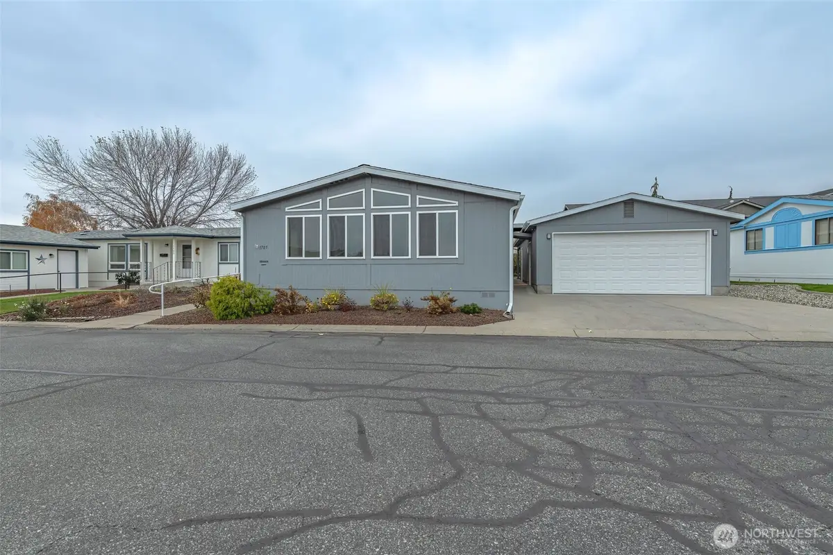 1705 Twins Peaks Drive, Wenatchee, WA 98801 - Image #1