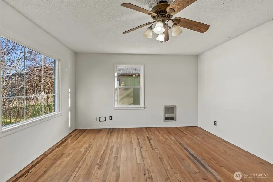 2949 Dover Street, Longview, WA 98632 - #3