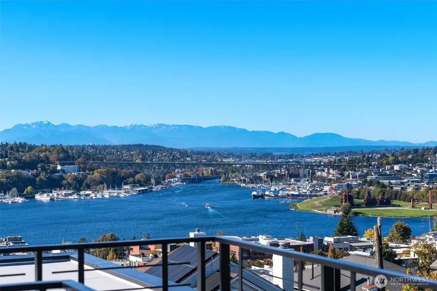 2214 Broadway E, Seattle, WA 98102 - Image #2