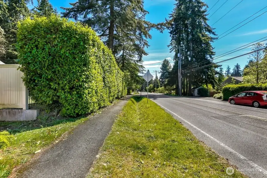 15712 Greenwood Avenue N, Shoreline, WA 98133 - Image #2