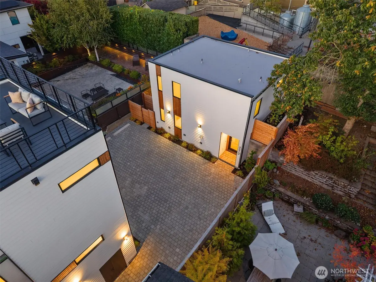 2212 Broadway E, Seattle, WA 98102 - Image #1