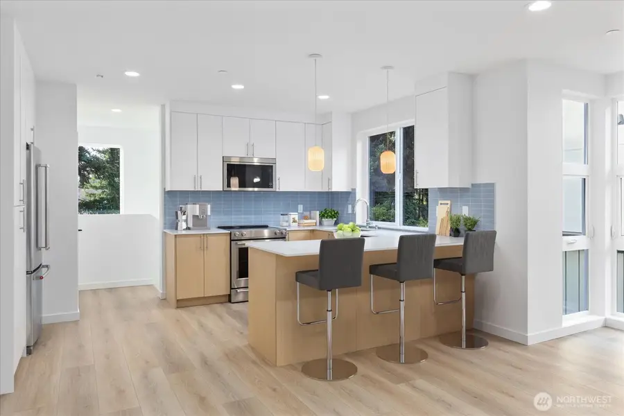 10738 Interlake Avenue N, Seattle, WA 98133 - Image #2