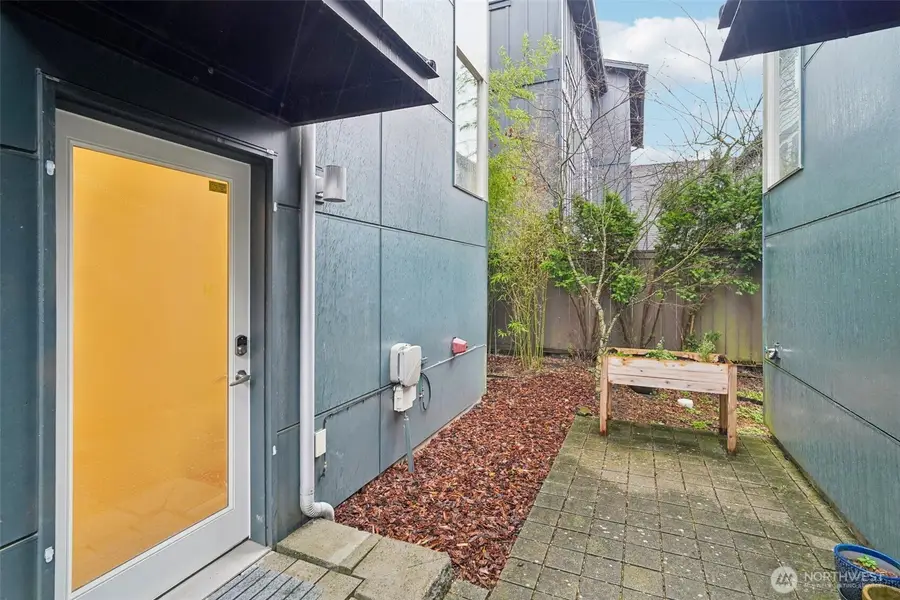3817 California Avenue Sw, Seattle, WA 98116 - Image #2