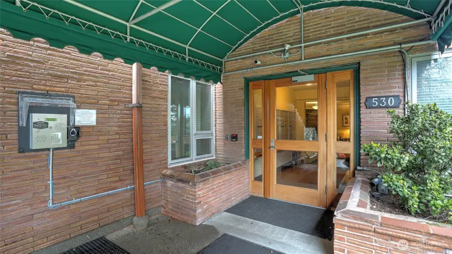 530 W Olympic Place #304, Seattle, WA 98119 - Image #2