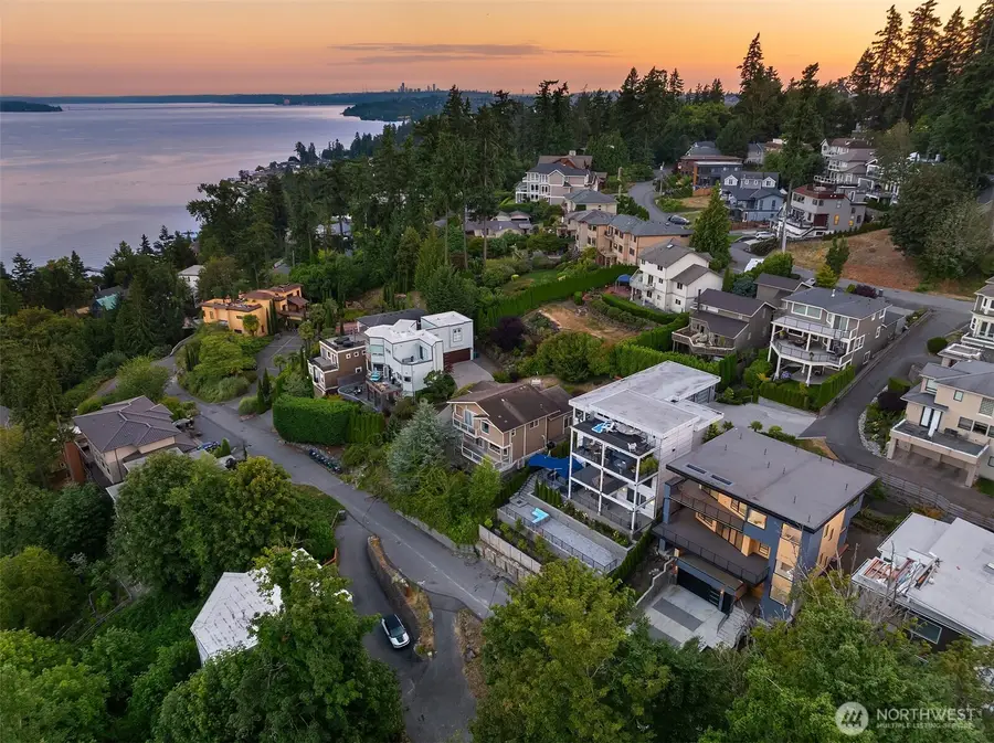 11909 90th Avenue Ne, Kirkland, WA 98034 - Image #3