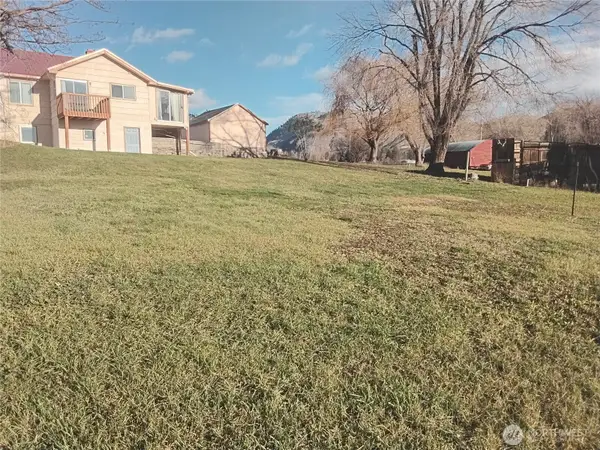 30 River Loop Road, Tonasket, WA 98855