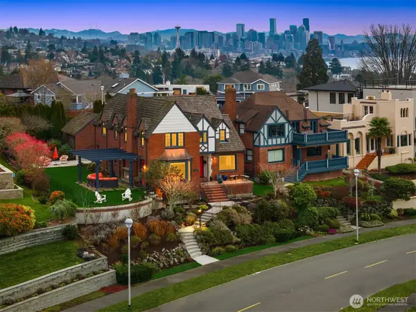 2256 W Viewmont Way W, Seattle, WA 98199