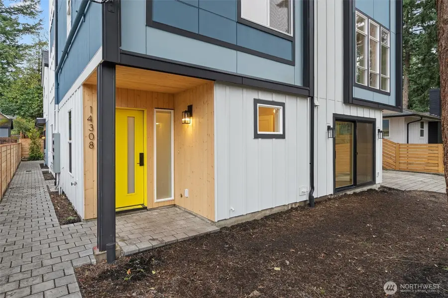 14308 Roslyn Place N, Seattle, WA 98133 - Image #2
