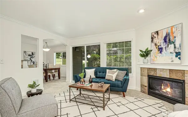 25025 SE Klahanie Boulevard #J102, Sammamish, WA 98029