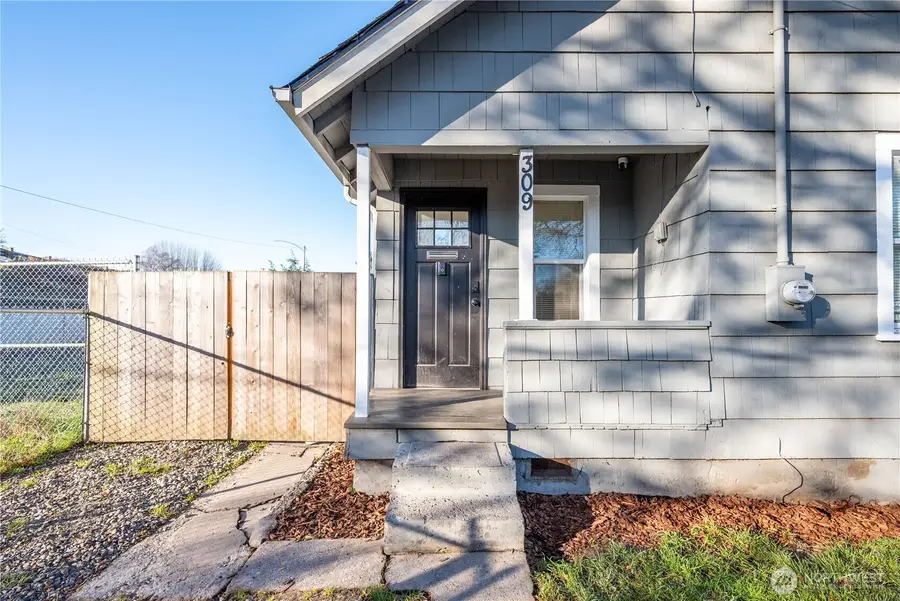 309 NW 3rd Avenue, Kelso, WA 98626 - #2