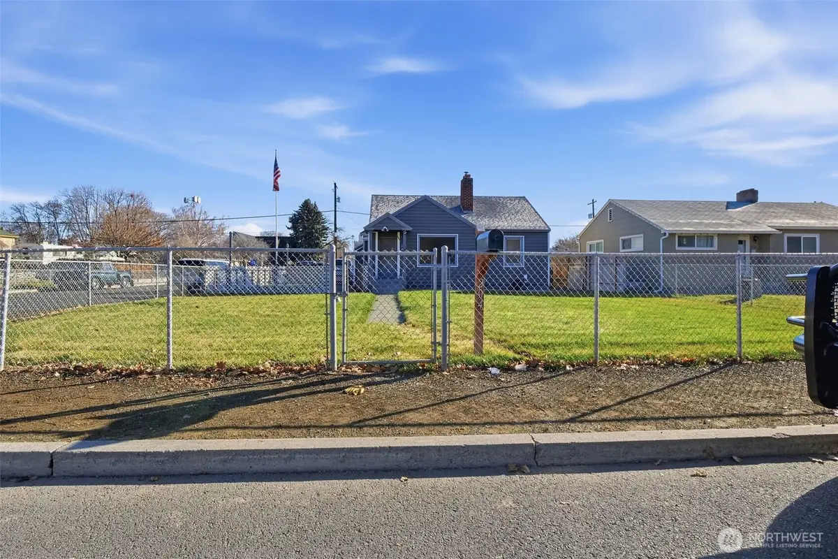 204 E Street, Ephrata, WA 98823 - Image #1