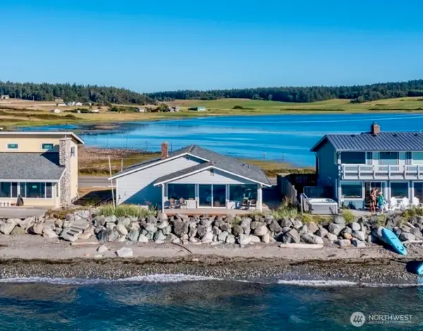 2625 W Beach Road, Oak Harbor, WA 98277
