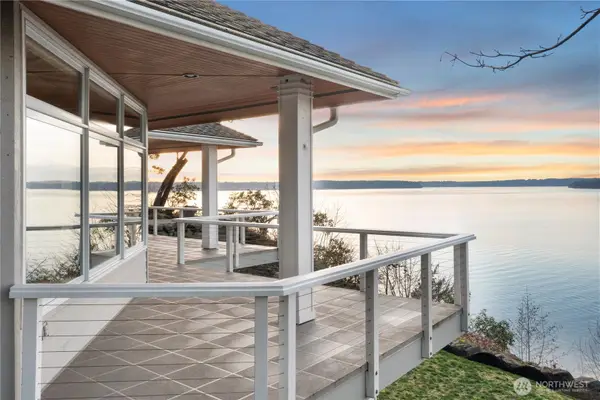 8204 East Side Drive Ne, Tacoma, WA 98422