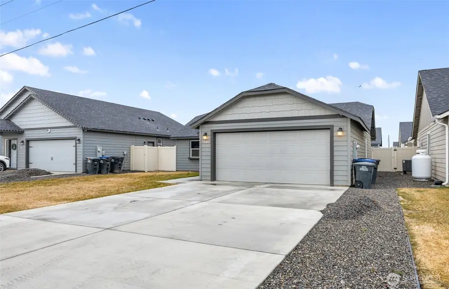 1104 W Maple Drive, Moses Lake, WA 98837 - #3
