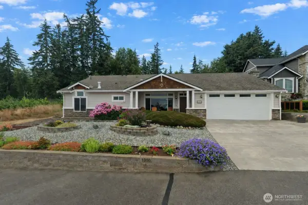 1010 Lightning Way, Camano Island, WA 98282