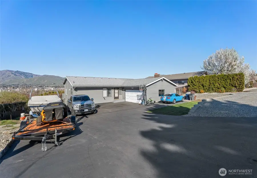 1716 N Anne Avenue, East Wenatchee, WA 98802 - #2