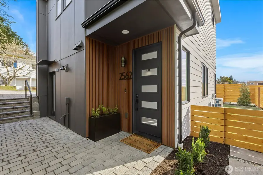 2562 W 30th Avenue W, Seattle, WA 98199 - #2
