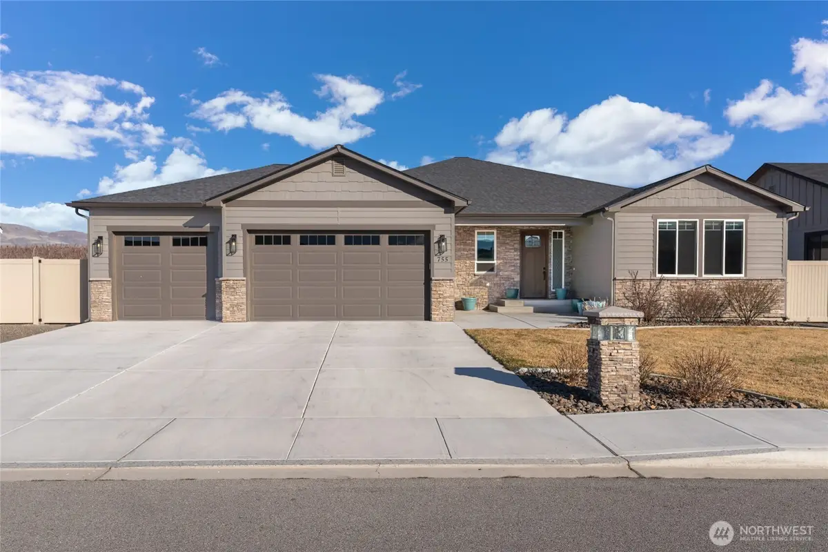 755 S Perry Avenue, East Wenatchee, WA 98802 - #1