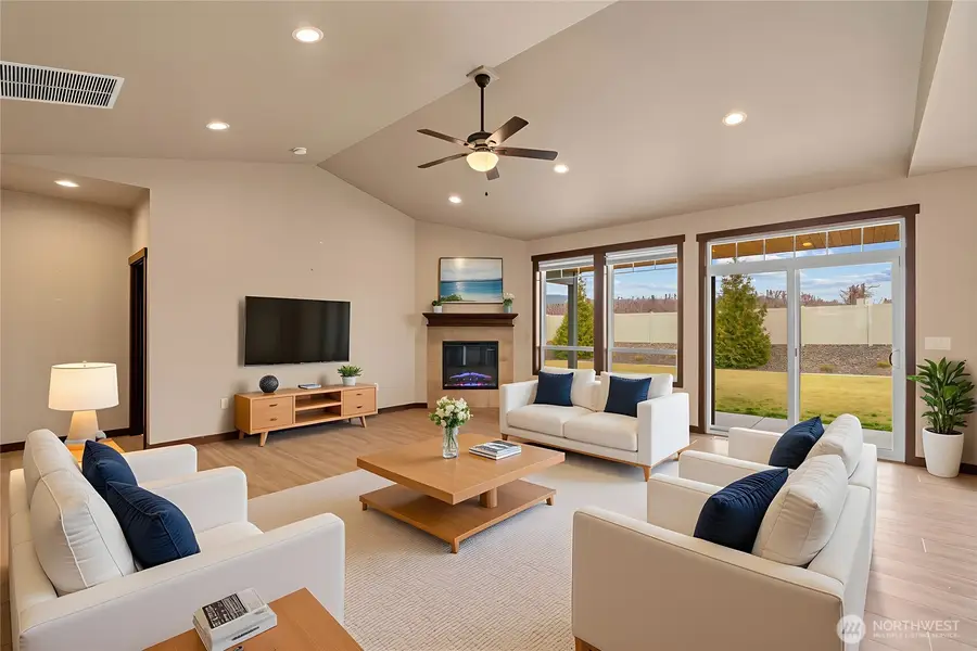 755 S Perry Avenue, East Wenatchee, WA 98802 - #3