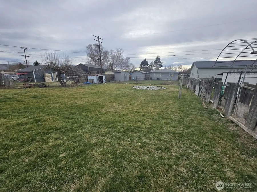 1318 S 6th Avenue, Yakima, WA 98902 - #3