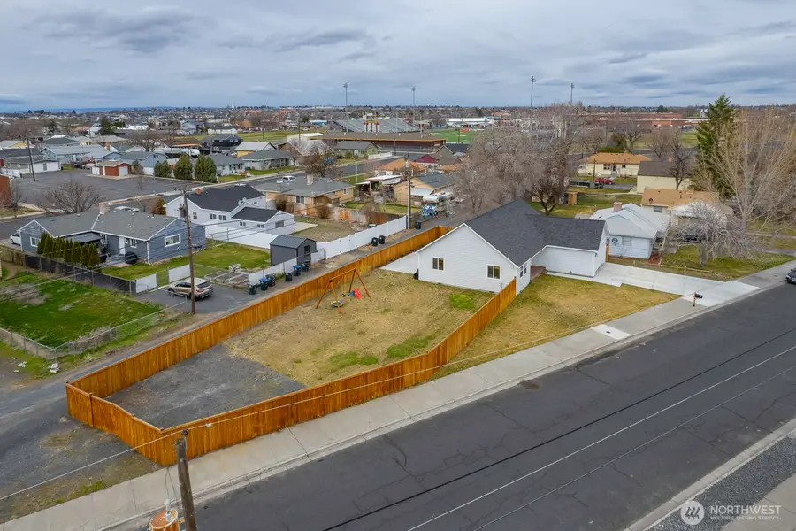 1038 W Lakeside Drive, Moses Lake, WA 98837 - #2