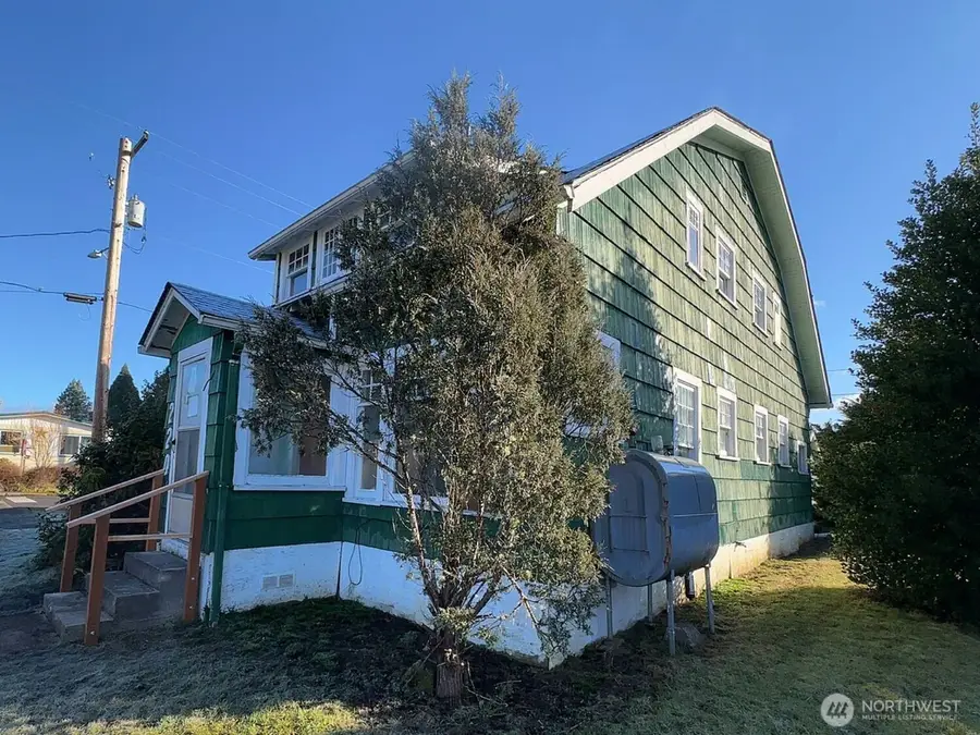220 N 3rd St, Pe Ell, WA 98572 - #2
