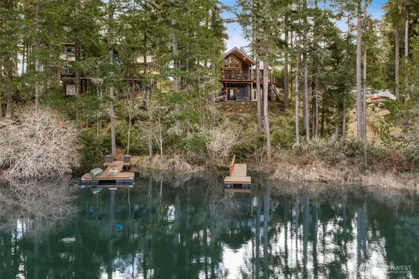 390 E Emerald Lake Drive E, Grapeview, WA 98546