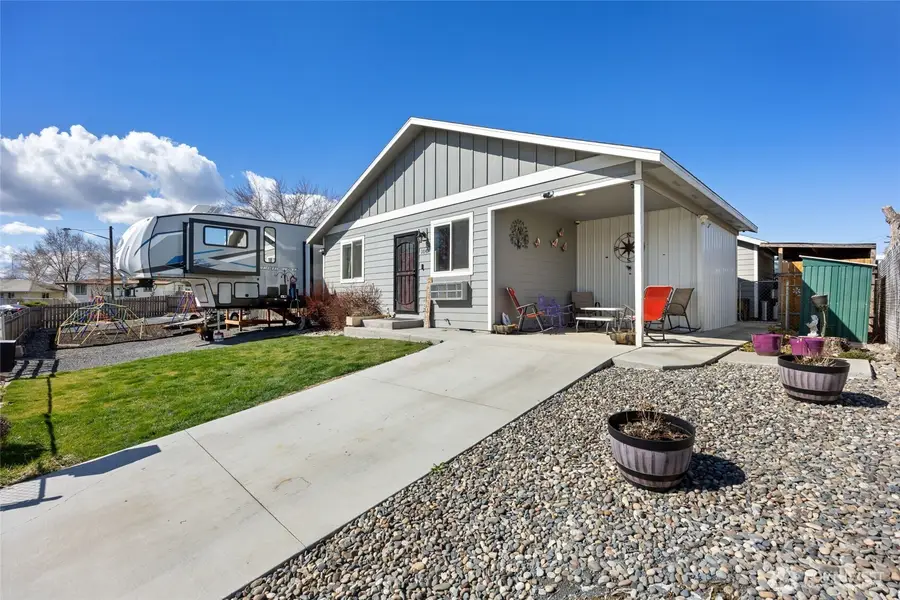 1042 W Charlotte Street, Moses Lake, WA 98837 - #2