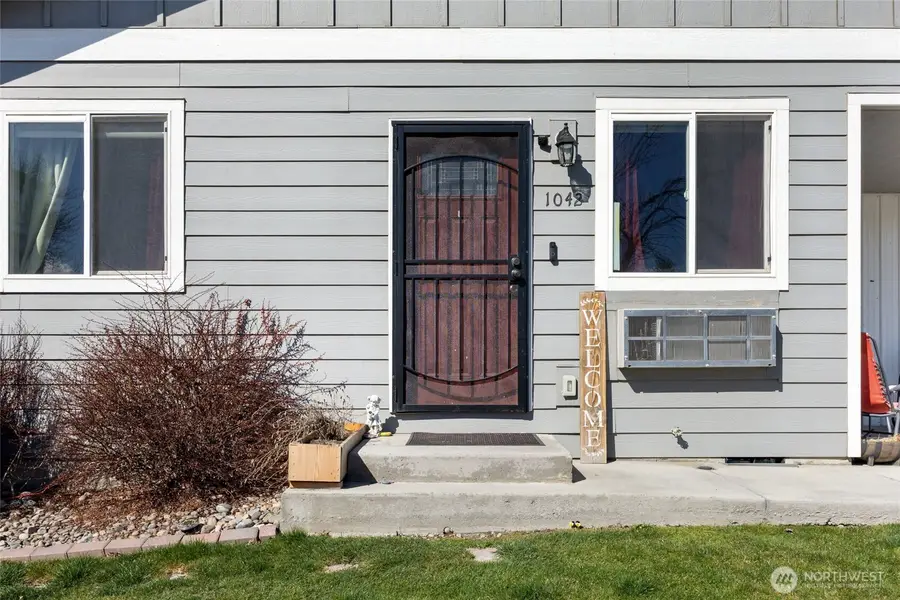 1042 W Charlotte Street, Moses Lake, WA 98837 - #3