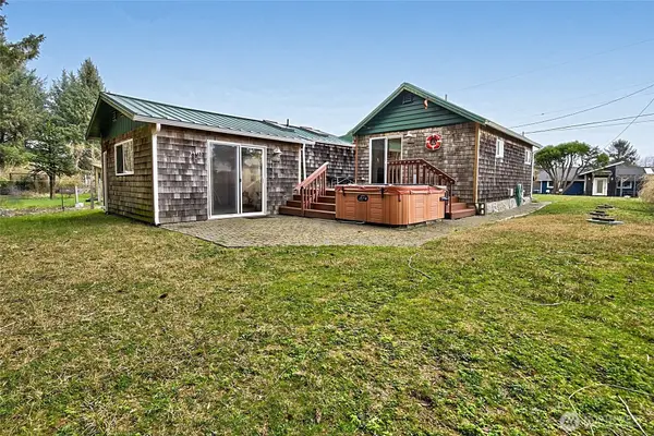 39 Oyehut Road, Hoquiam, WA 98550