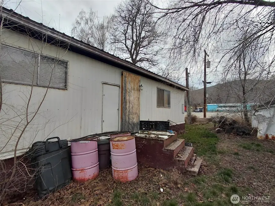 2528 Monroe Avenue, Bridgeport, WA 98813 - #3