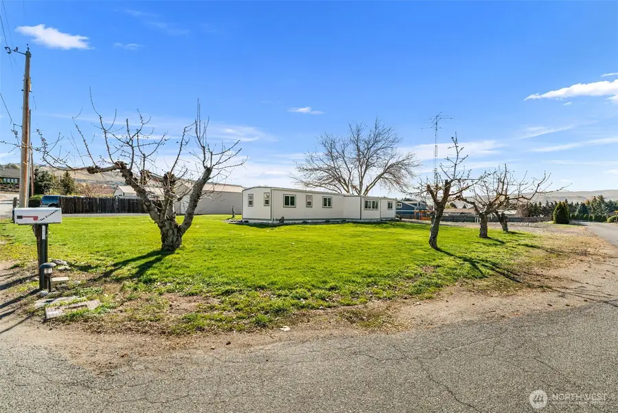 420 30th Street Nw, East Wenatchee, WA 98802 - #3