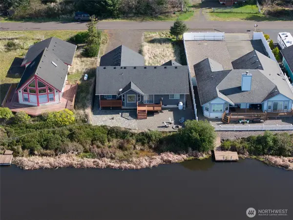 673 Island Circle Se, Ocean Shores, WA 98569