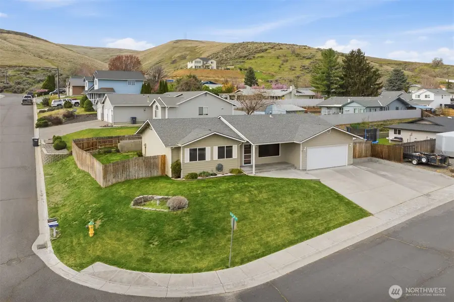 402 Lacey Avenue, Selah, WA 98942 - #2