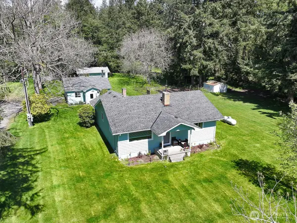 397 Lagoon Point Road, Greenbank, WA 98253