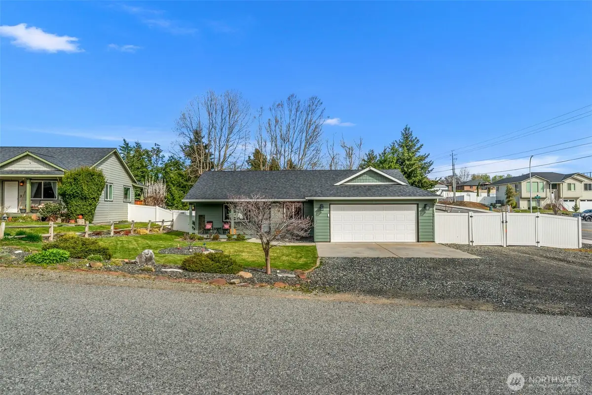 1989 4th St Se, East Wenatchee, WA 98802 - #1