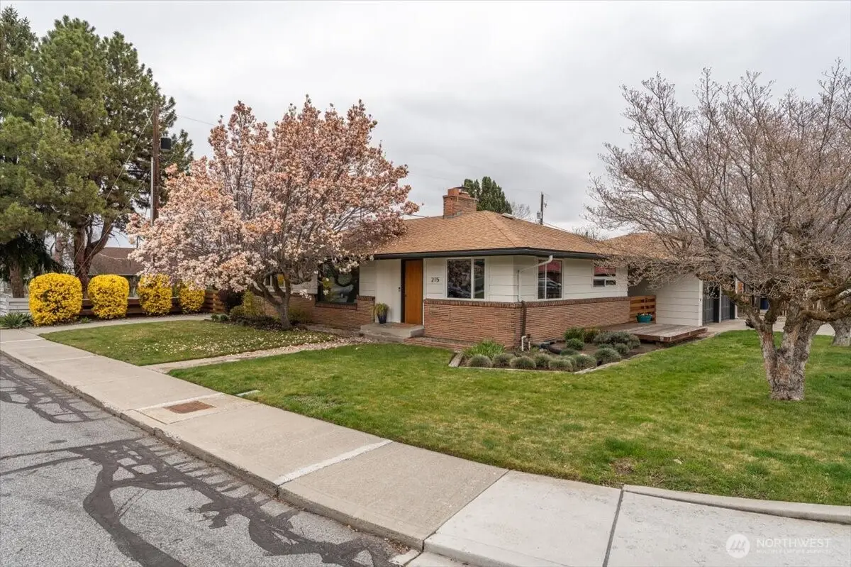 215 Pearl Street, Wenatchee, WA 98801 - #1