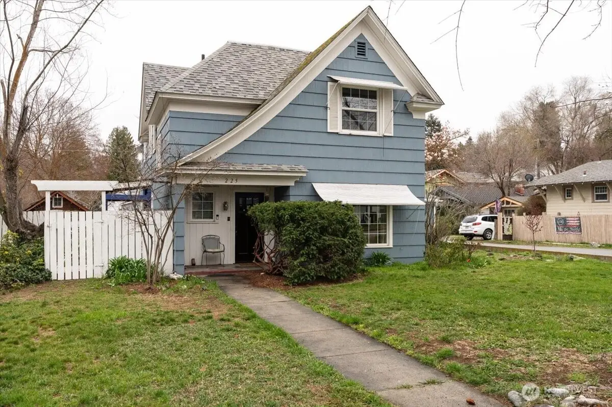 225 S Division Street, Cashmere, WA 98815 - #1