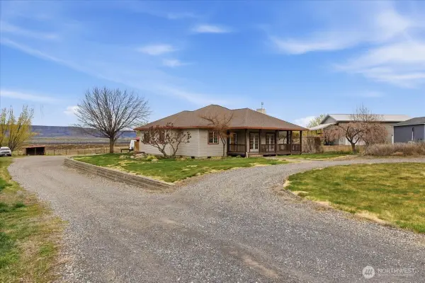 55676 Bay Area Dr Ne, Electric City, WA 99123