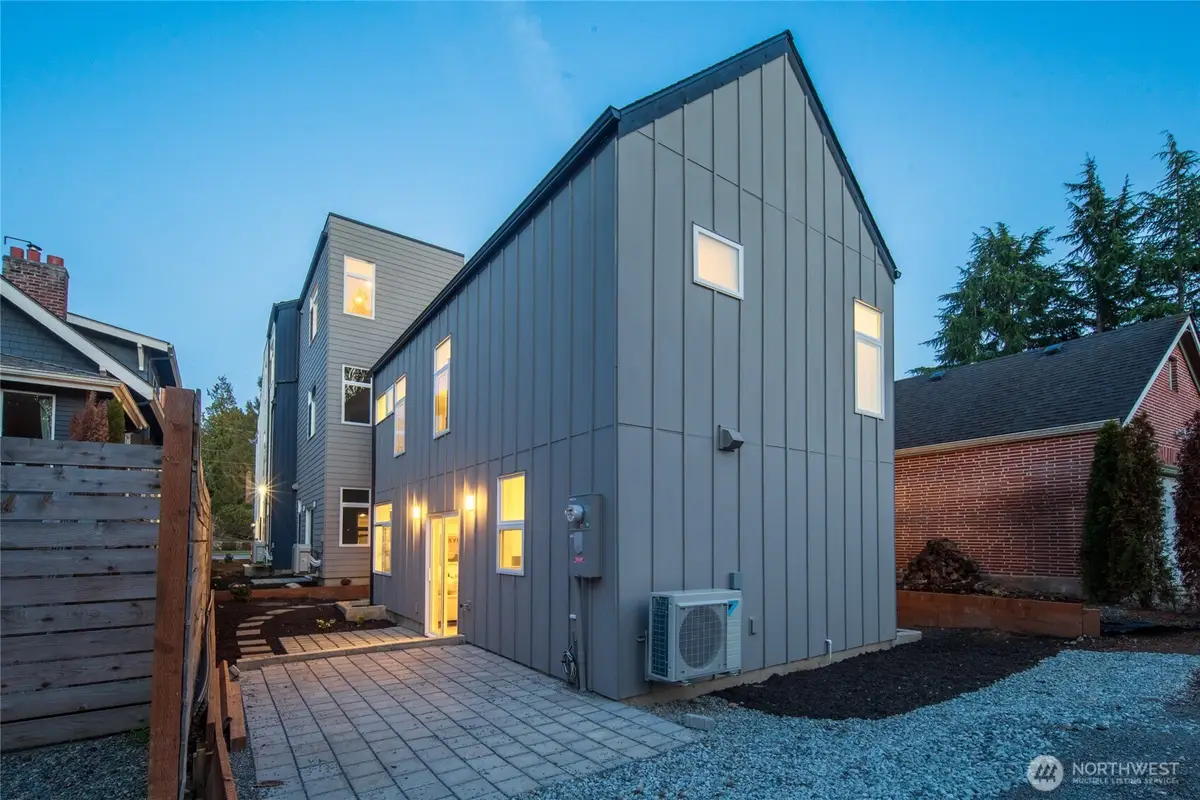 2935 39th Avenue Sw, Seattle, WA 98116 - #1