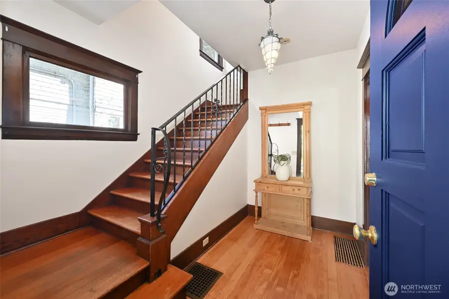 318 18th Avenue E, Seattle, WA 98112 - #3