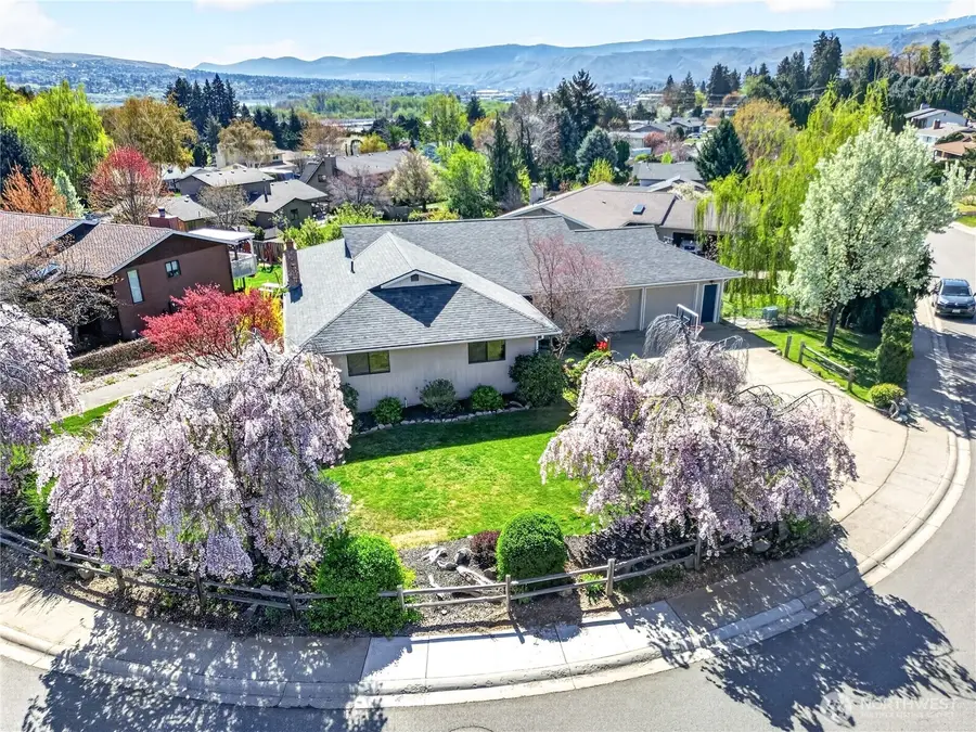 2629 Lemaister Avenue, Wenatchee, WA 98801 - #2