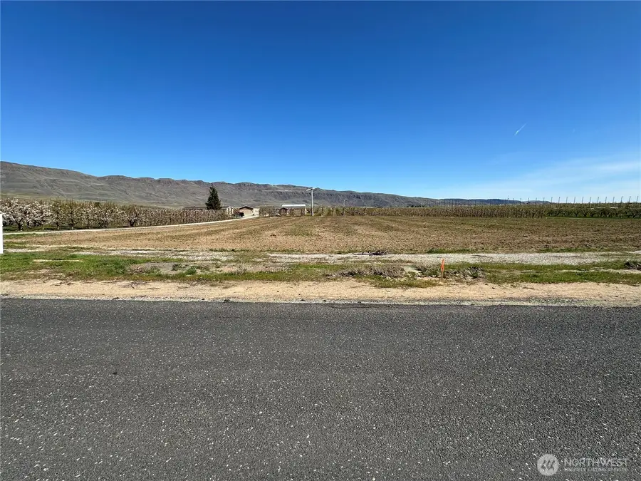 583 S Van Well Avenue, East Wenatchee, WA 98802 - #2
