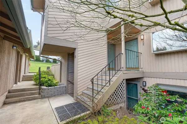 23003 Lakeview Drive #208, Mountlake Terrace, WA 98043