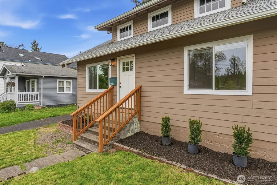 1002 N 6th Avenue, Kelso, WA 98626 - #3