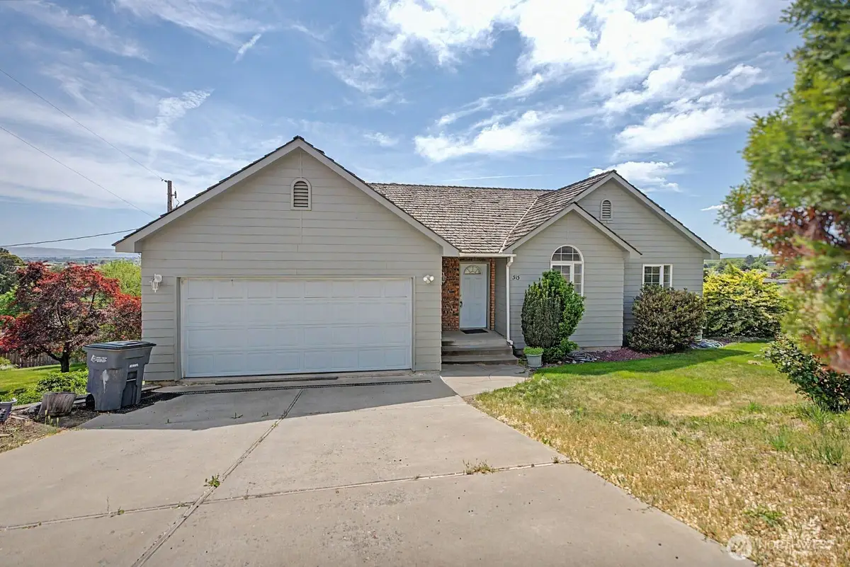 313 Peach Avenue, Sunnyside, WA 98944 - #1