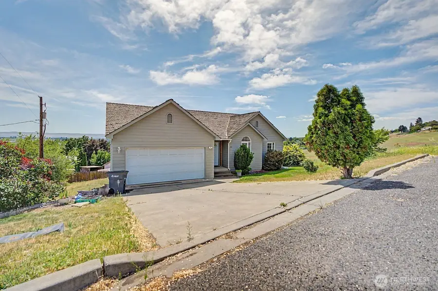 313 Peach Avenue, Sunnyside, WA 98944 - #2